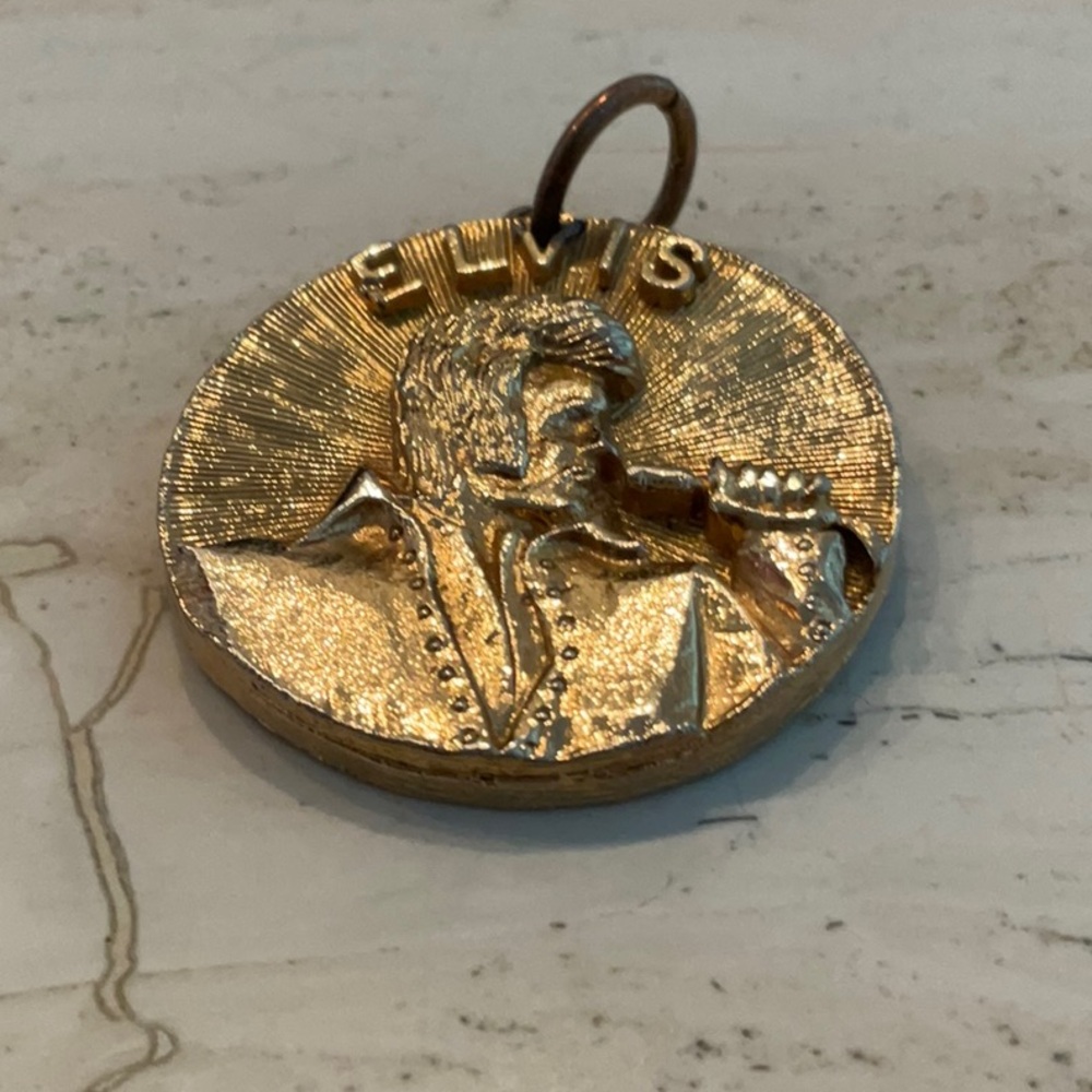 Elvis Presley King Of Rock 1935 - 1977 Pendant Gold Medallion Charm Vintage - Picture 5 of 12